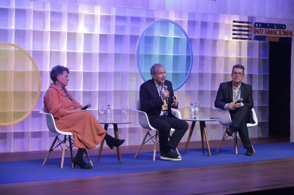 Imagem extra 2 de É preciso engajar-se: o amor pela costura existe e é transformador